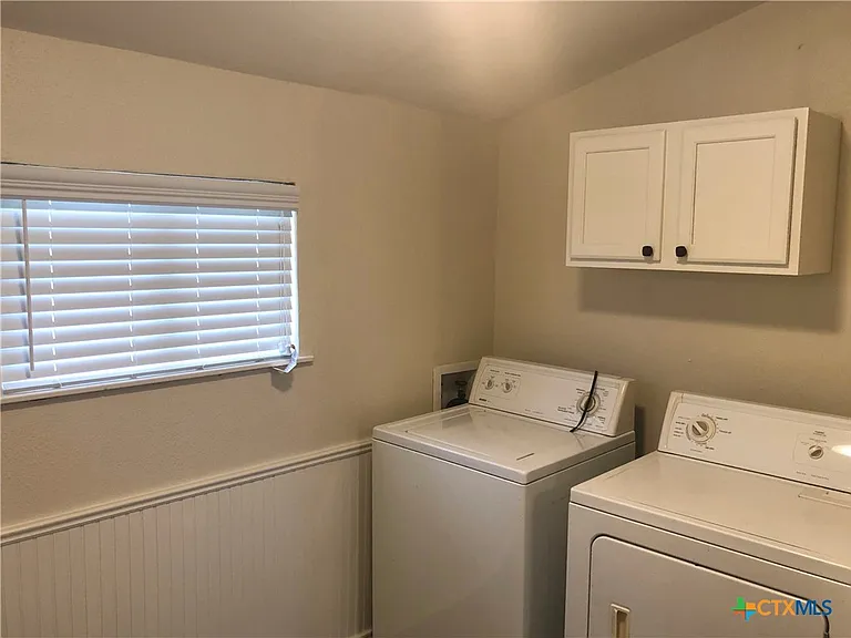 1002 Hazelton St — Photo 17