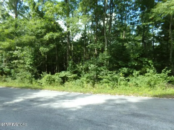 2405 White Horse Dr, Crossville, TN 38572