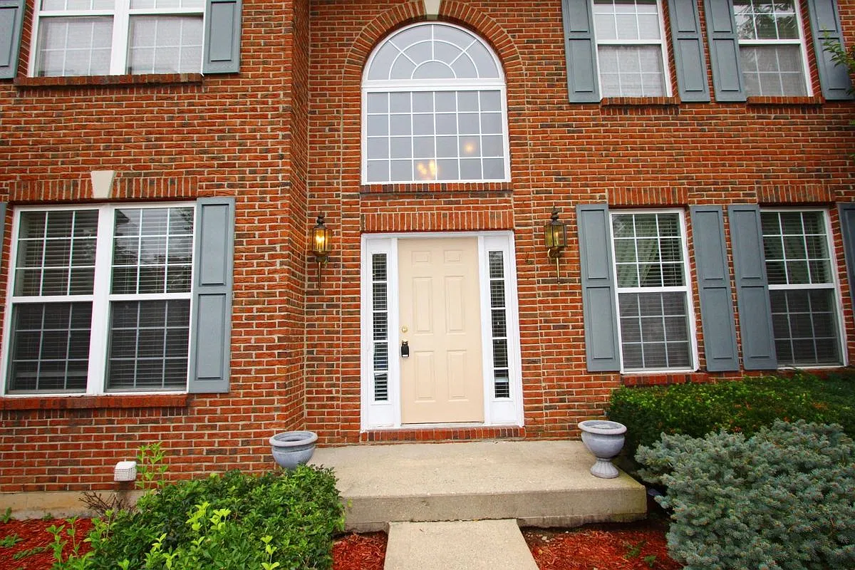 5 bed, 3.0 bath, 3656 sqft, $3,000 — Photo 2