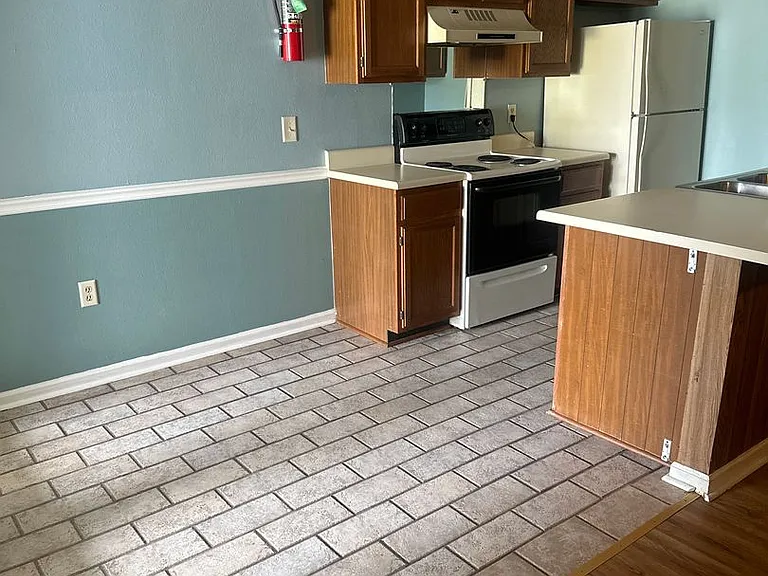 108 Wolfe St — Photo 3