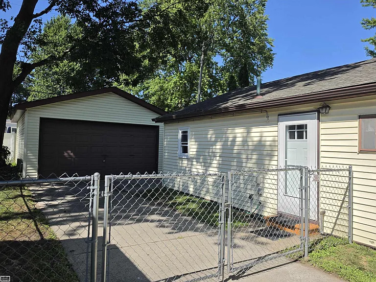 3004 Maplewood Dr — Photo 5