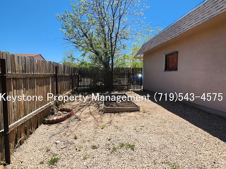 Charming Townhome in Pueblo West Comfortable & Convenient Living $1300/$1300 — Photo 14