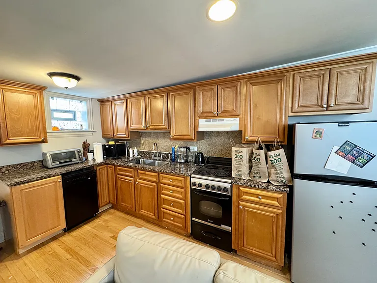 1945 N Lincoln Ave #CH2 — Photo 2