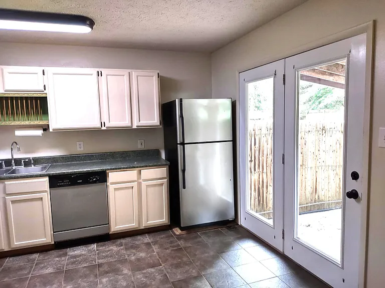 2208 Melrose Ln — Photo 8