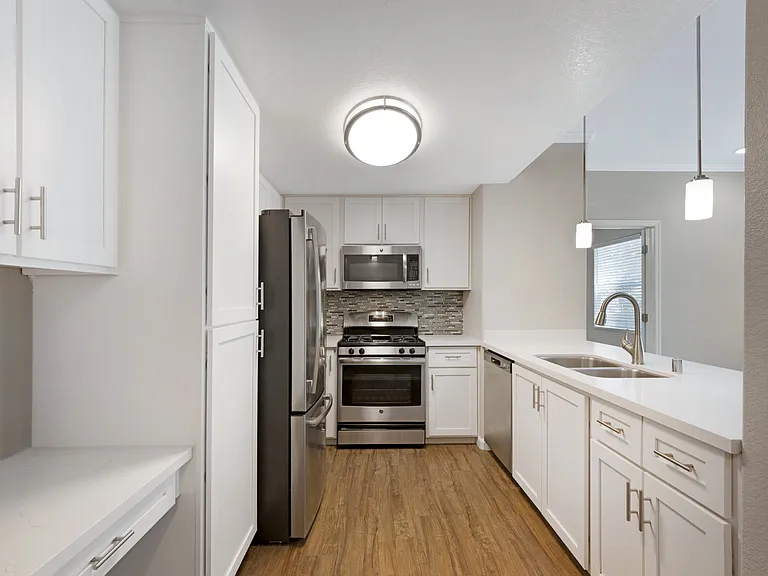 Our renovated kitchens shine with stainless steel appliances, upgraded fixtures, and sleek quartz countertopsdesigned for style and functionality in every Ascent at the Galleria home.