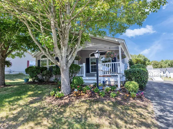 24 Stagecoach Way, Manchester, NH 03104