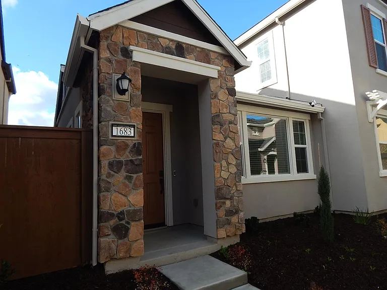 1683 Pena Ln — Photo 2
