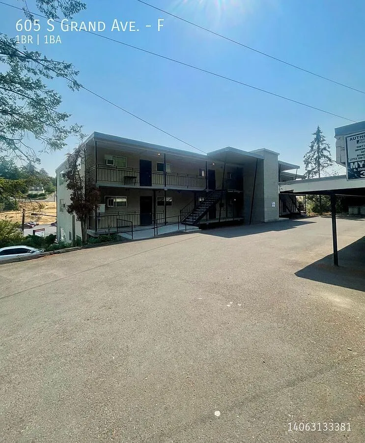 Live Grand on Grand Avenue! 1 Bed / 1 Bath Living in Pullman — Photo 1