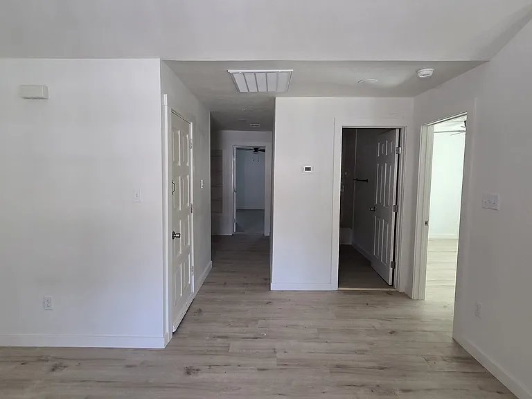 704 W Avenue B — Photo 16