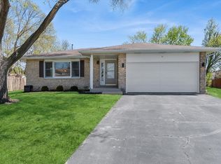 9 Red Bud Ct, Bolingbrook, IL 60490