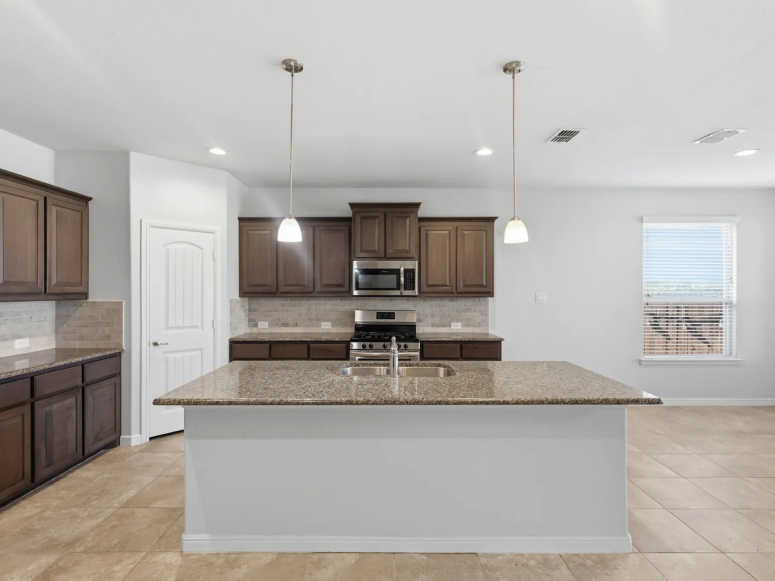 4 bed, 2050 sqft, $5,000 — Photo 4
