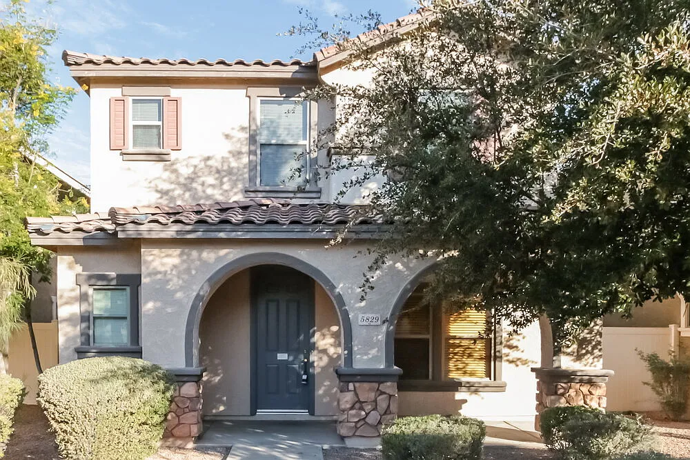 3 bed, 2.0 bath, 1818 sqft, $2,125 — Photo 1