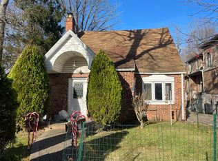 127 Steamboat Rd, Great Neck, NY 11024