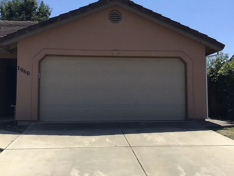 1960 Harbor Town Dr — Photo 2