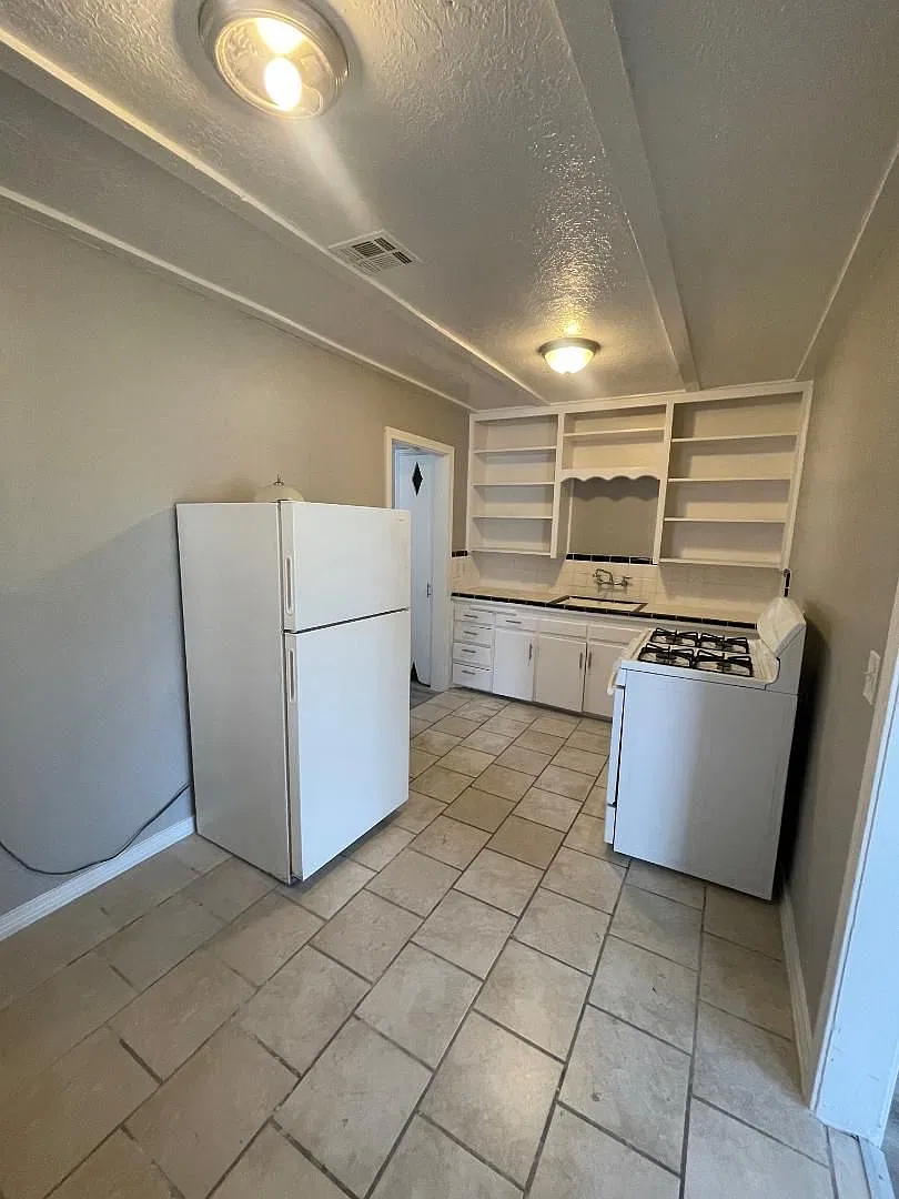 Adorable 1 Bedroom 1 Bathroom Duplex Available Now! — Photo 3