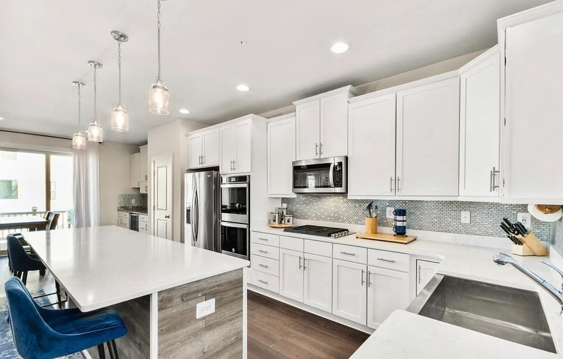 4 bed, 4.5 bath, 2404 sqft, $3,600 — Photo 3
