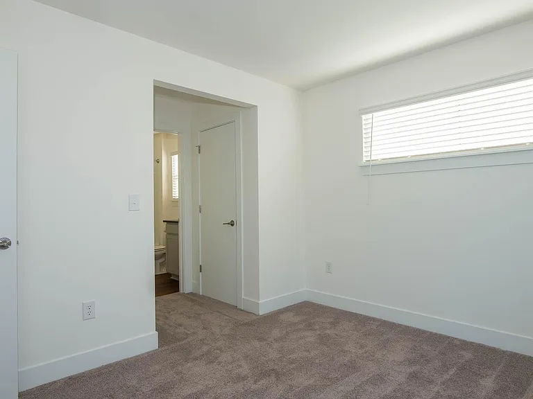 1037 W 18th St — Photo 17