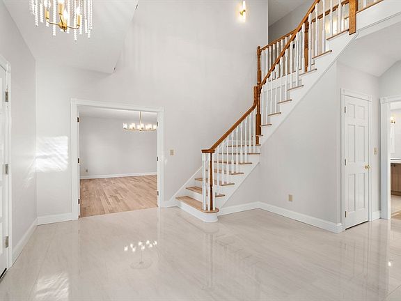 2nd image of 140 York St