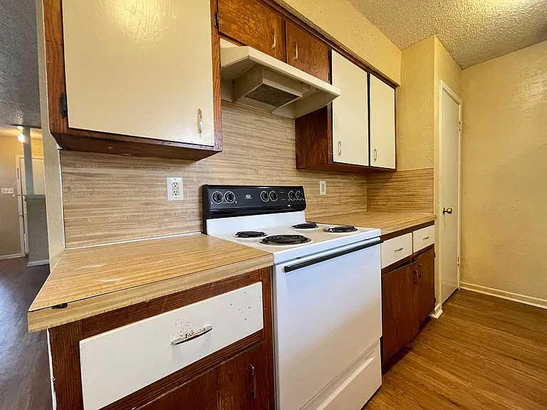 2208 Hunt Dr — Photo 7