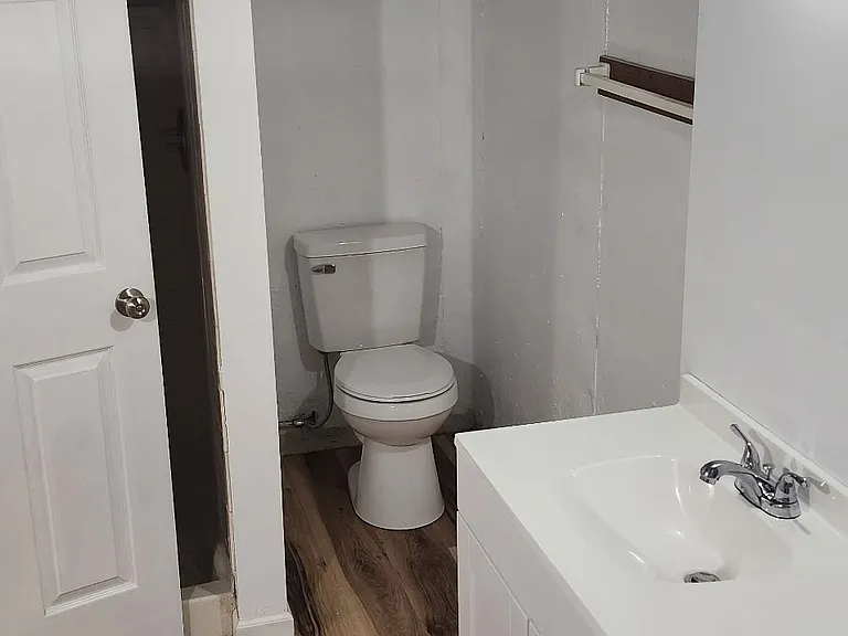 522 E Graham Pl — Photo 3