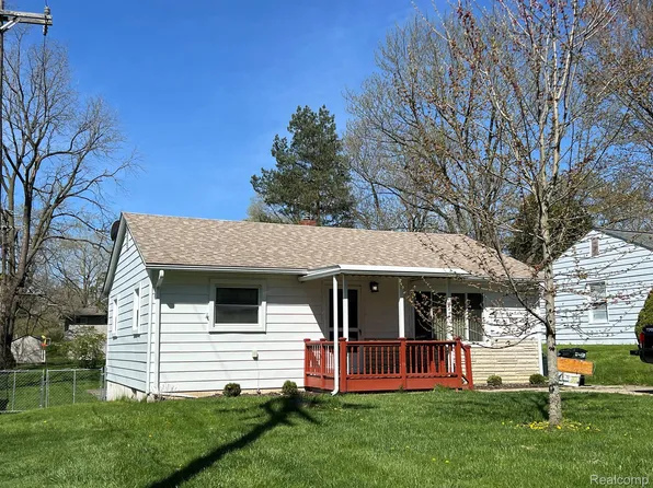 586 Bagley St, Lake Orion, MI 48362