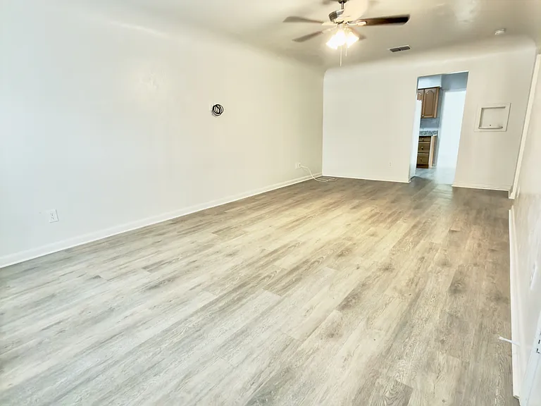 927 E Walnut St — Photo 13