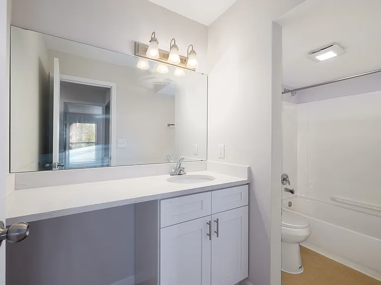 Oak Forest Apartments — Photo 9