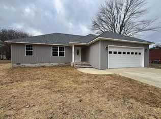 300 Meadowlane Dr, Savannah, TN 38372