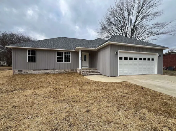 300 Meadowlane Dr, Savannah, TN 38372