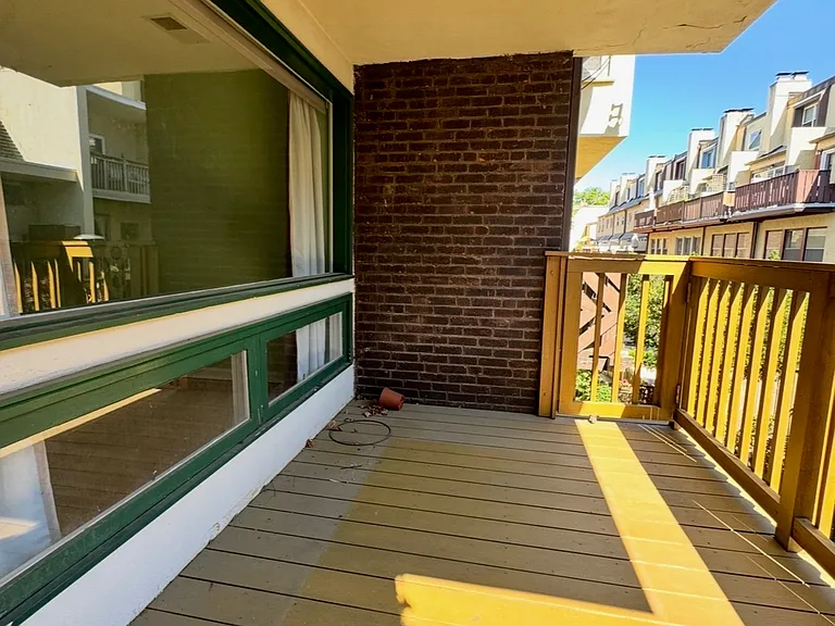 1134 1/2 Lombard St — Photo 8