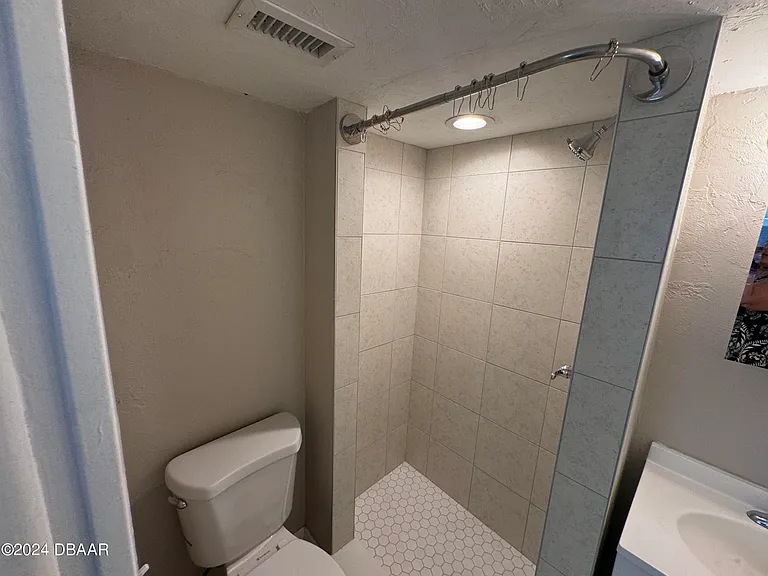 1304 Holly Ave — Photo 8