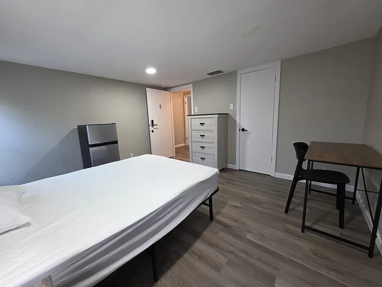 325 S Saunders St #1 — Photo 17