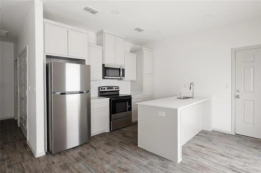 3 bed, 2.0 bath, 1078 sqft, $1,225 — Photo 2