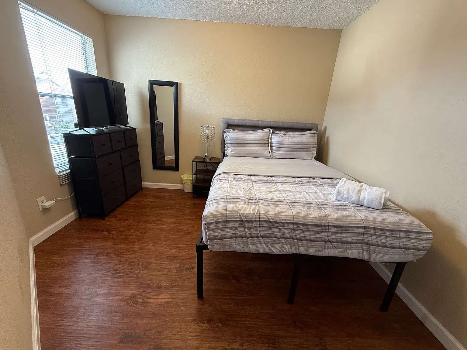 2 bed, 1.5 bath, 1125 sqft, $1,200 — Photo 2