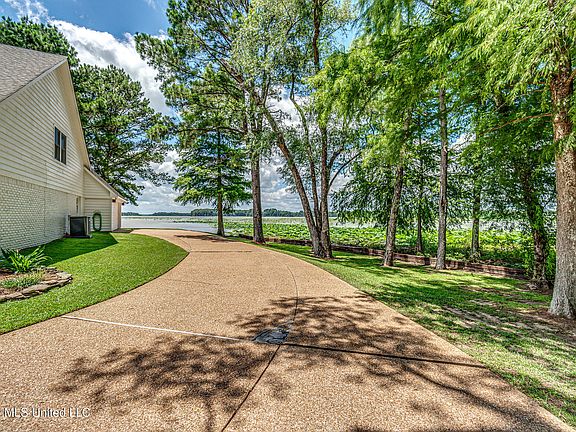 4th image of 12 Eagles Point