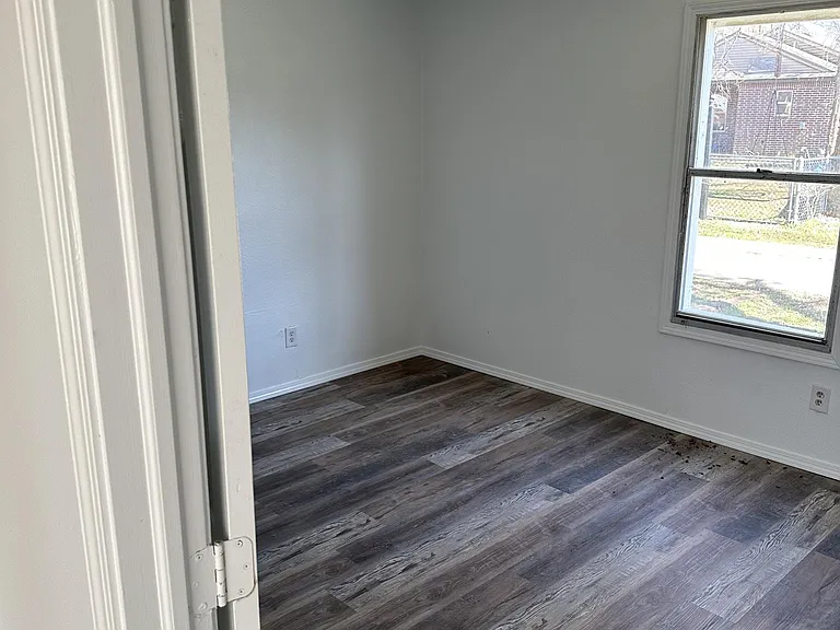 516 E George St — Photo 15