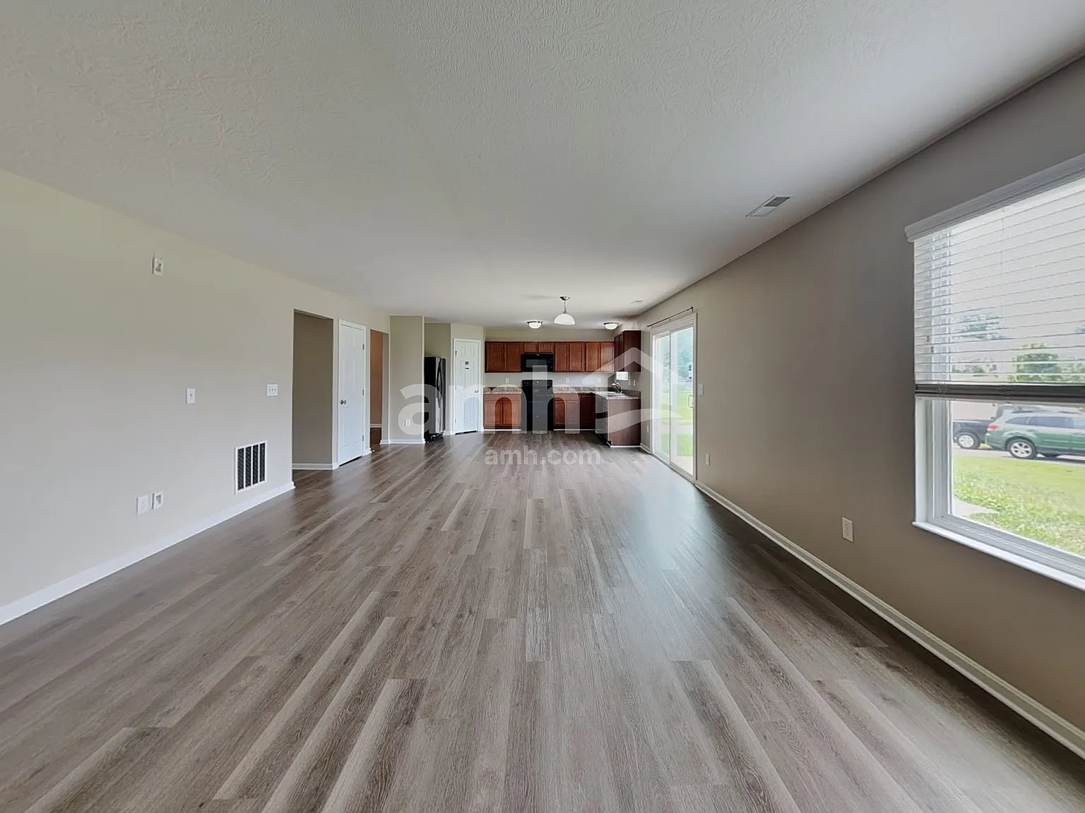 4 bed, 2.5 bath, 2258 sqft, $2,300 — Photo 4
