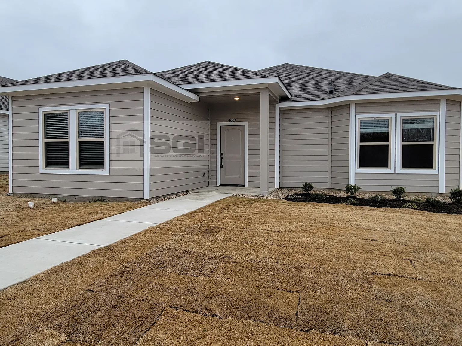 3 bedroom home in Greenville — Photo 2