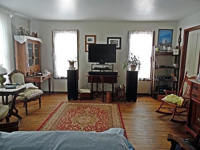 2nd image of 1102 Prospect St
