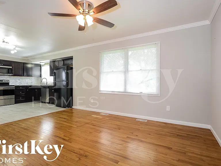 11321 Amboy Ln — Photo 7