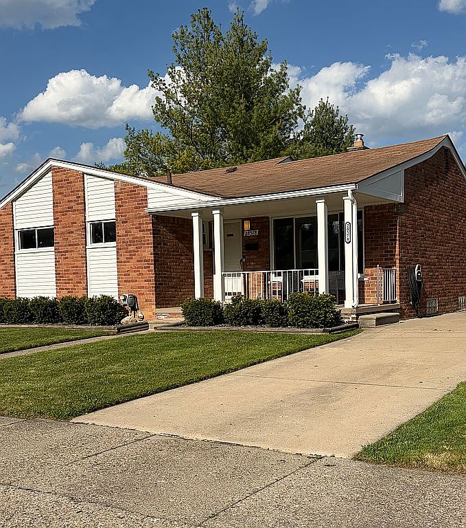 28578 Jahns Dr, Roseville, MI 48066