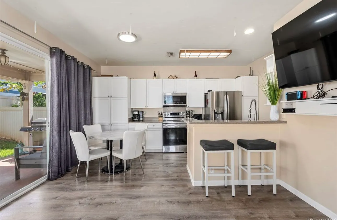 3 bed, 1299 sqft, $4,300 — Photo 2