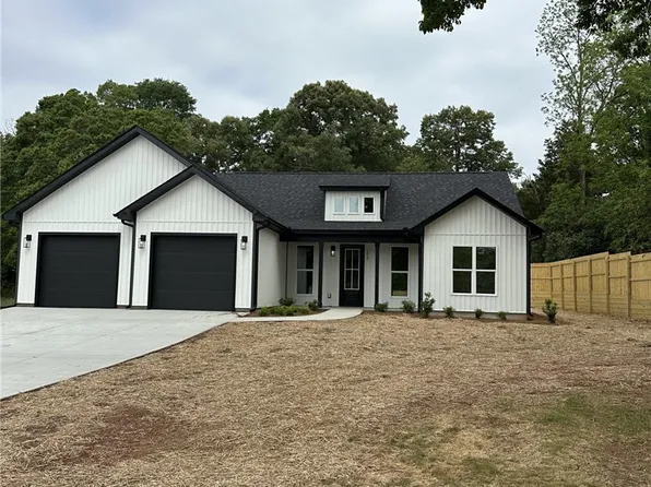 1427 E Calhoun St, Anderson, SC 29621