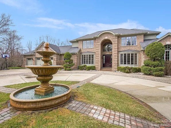 4932 Walnut Woods Dr, Ann Arbor, MI 48105