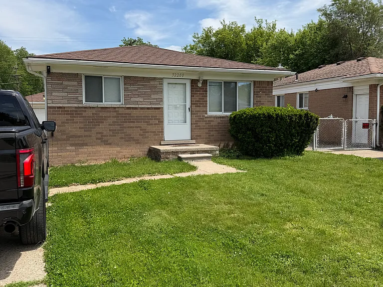32200 Linderman Ave — Photo 13