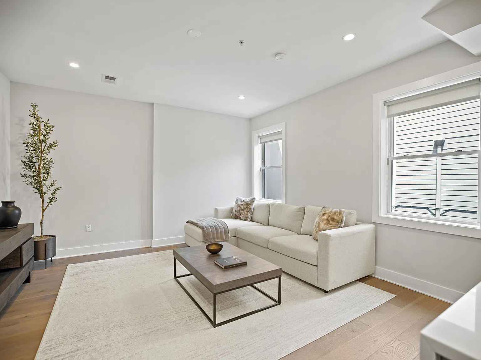 1 bed, 655 sqft, $2,350 — Photo 3