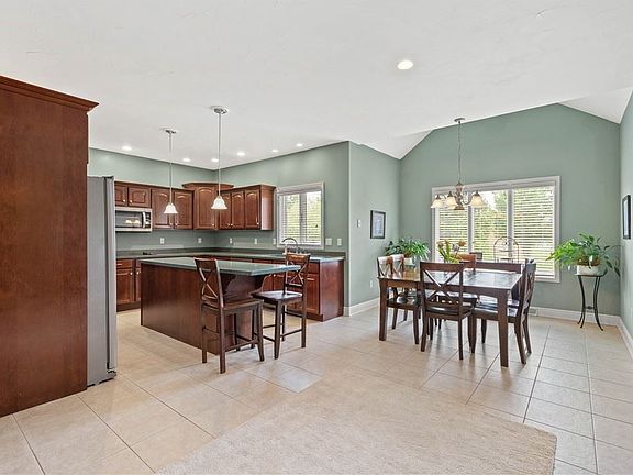 5th image of 203 Farmington Dr
