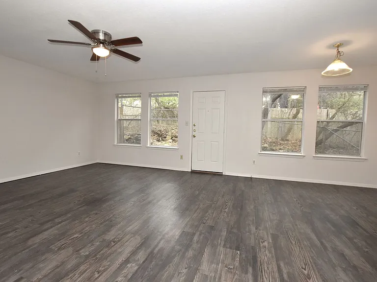 921-923 Sagewood Trl — Photo 21
