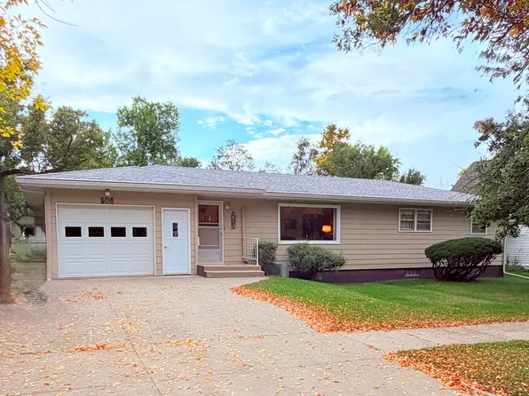 508 1st St SE, Crosby, ND 58730