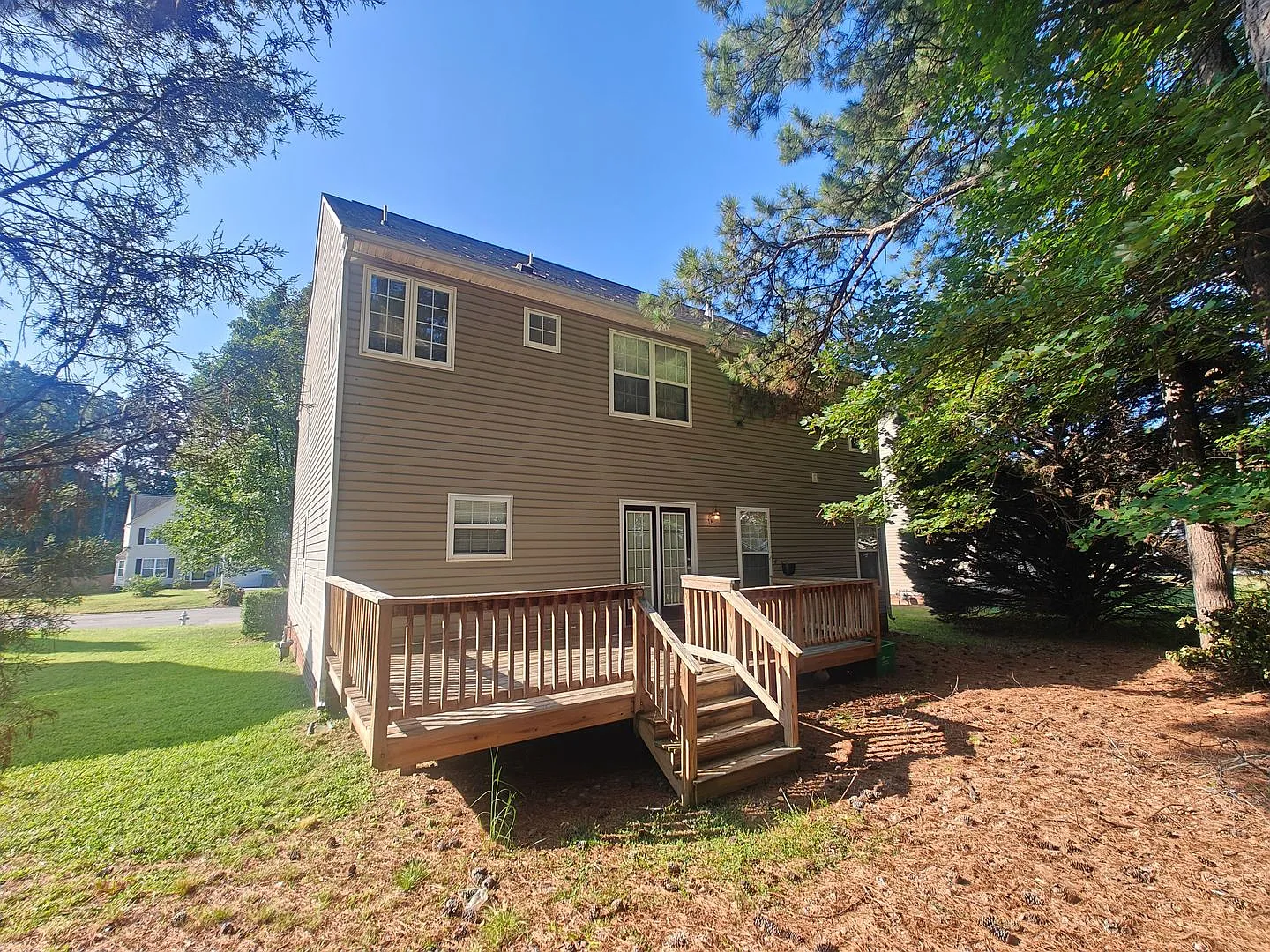 4 bedroom home with garage — Photo 3